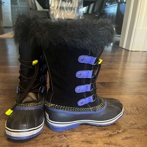 Girls size 4 Sorel snow boots